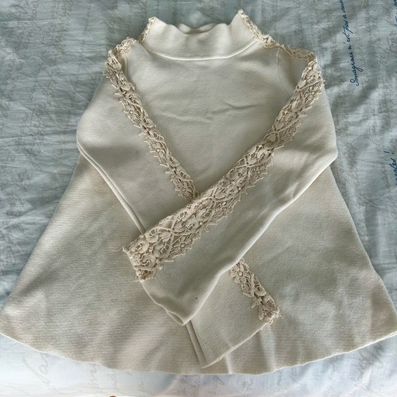 White embroidered sweater. S. Knitted and Knotted/Anthropologie. - Picture 1 of 2